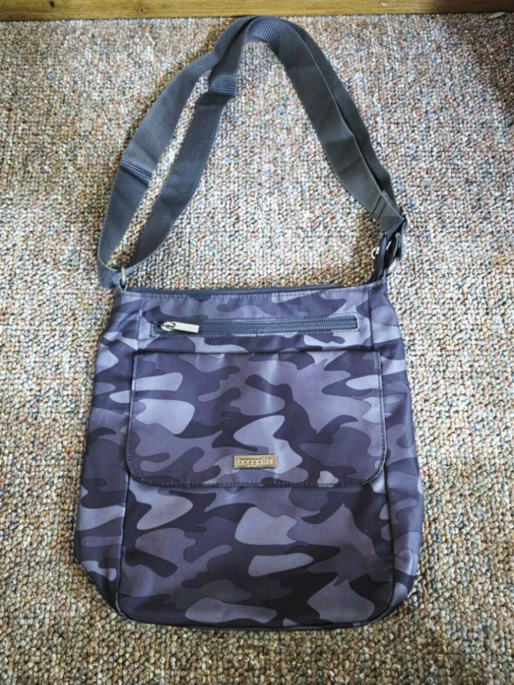 Baggallini Crossbody Camo